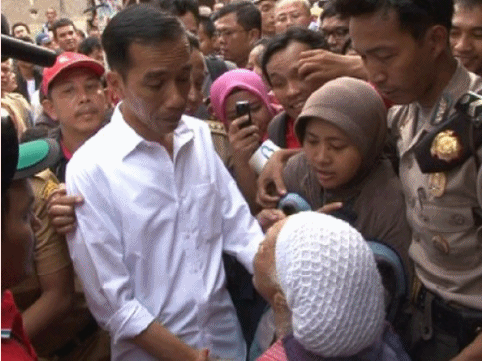 Jokowi Saat Memberikan Bantuan kepada Warga